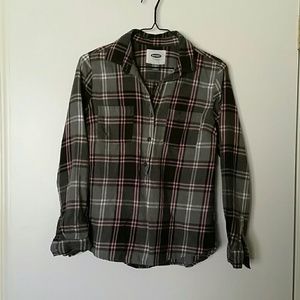 Half buttoned grey/pink flannel