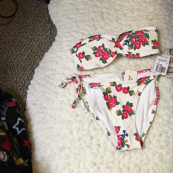 Forever 21 Other - Cream Floral Bikini 🌺