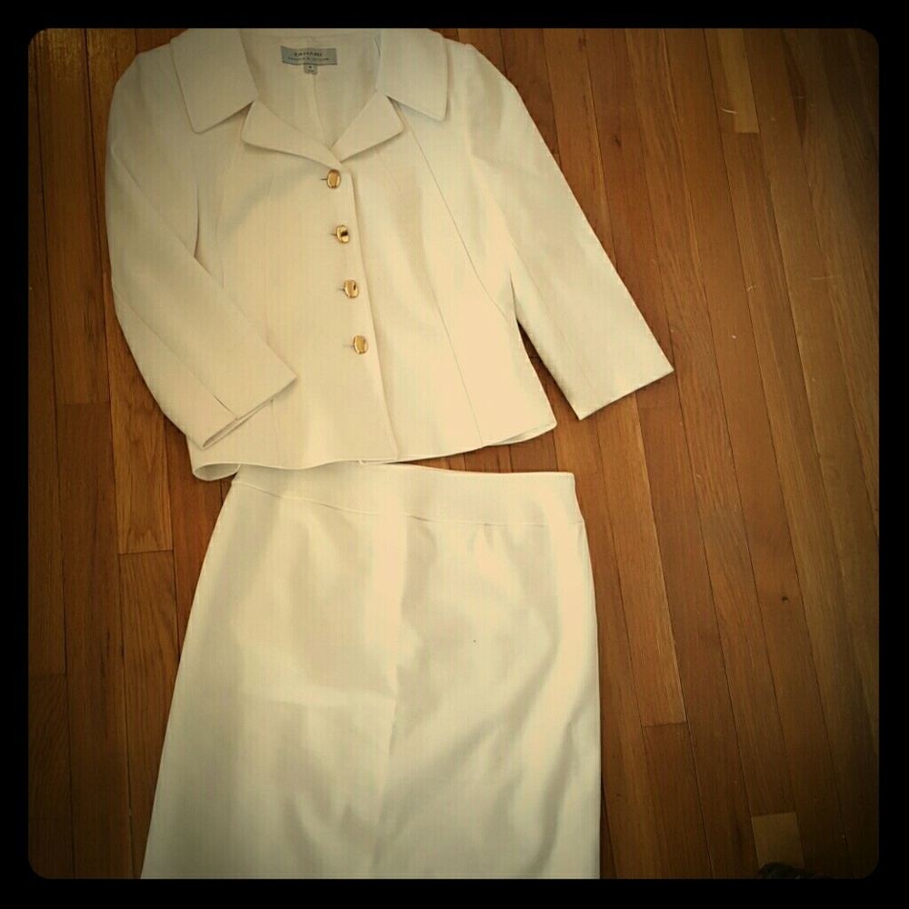 NEW Tahari white suit