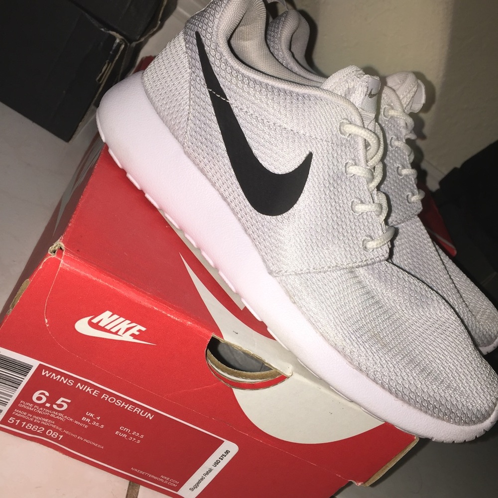 Woman's Nike RosheRun