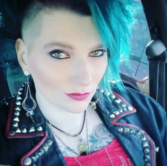 Meet your Posher, Linzy - Picture 2 of 8