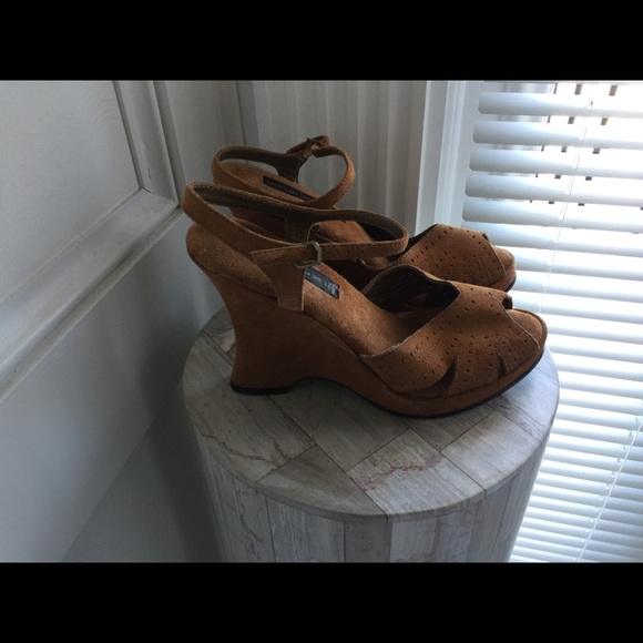 Suede ankle strap Steve Madden wedges. - Picture 2 of 3