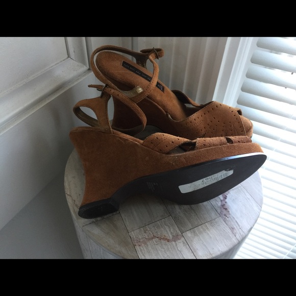 Suede ankle strap Steve Madden wedges. - Picture 3 of 3