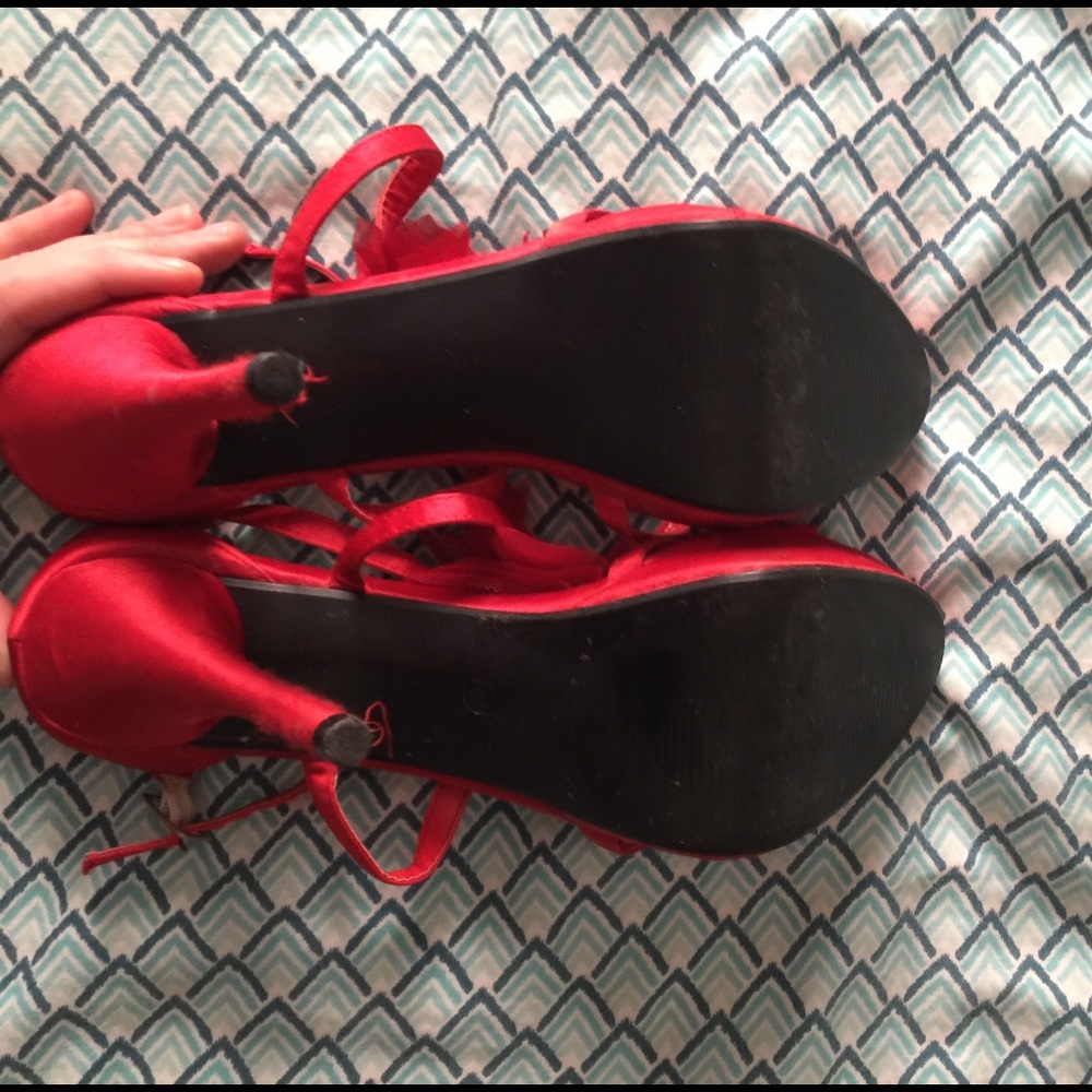 Red heels - Picture 3 of 3
