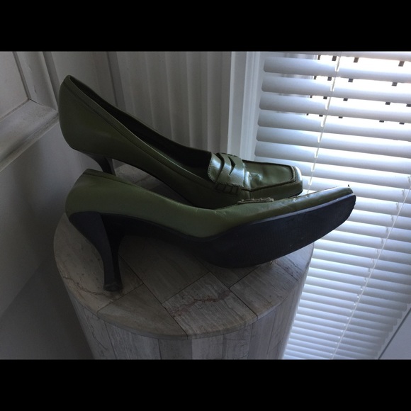 Bandolino penny loafer style pumps. - Picture 2 of 3