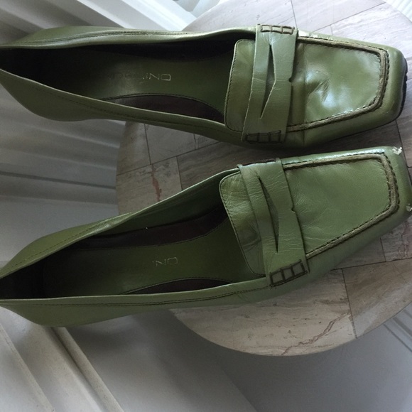 Bandolino penny loafer style pumps. - Picture 3 of 3