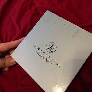 Anastasia Beverly Hills glow kit