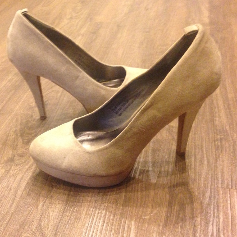 ⚡️⚡️⚡️Light tan Suede like material  size 8