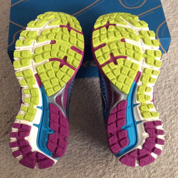 🆕 BROOKS Adrenaline shoes- size 6 rt $120 - Picture 3 of 4