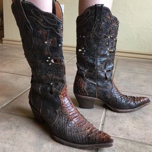 Corral alligator boots w/ cross cutout and silver