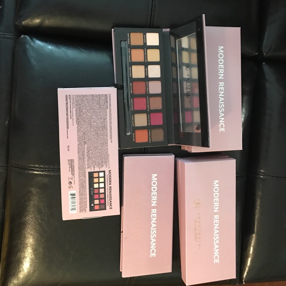 Essential eyeshadow collection w Fourteen shades