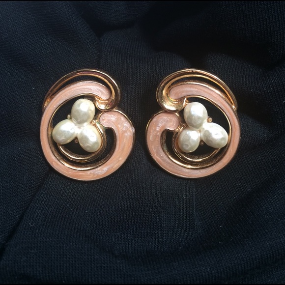 Large coral pearl & gold tone post earrings - Picture 1 of 3