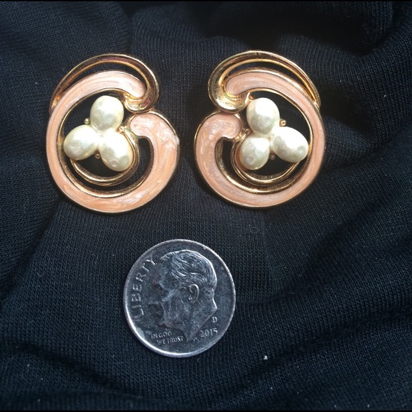 Large coral pearl & gold tone post earrings - Picture 2 of 3