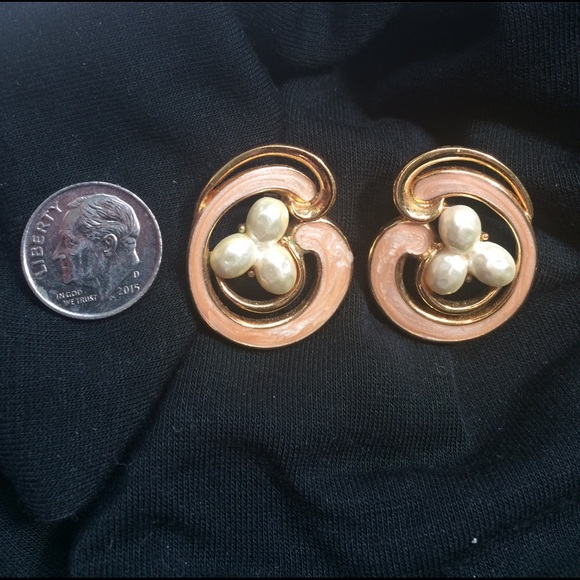 Large coral pearl & gold tone post earrings - Picture 3 of 3