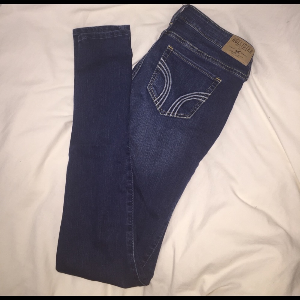 HOLLISTER// Dark wash skinny jeans