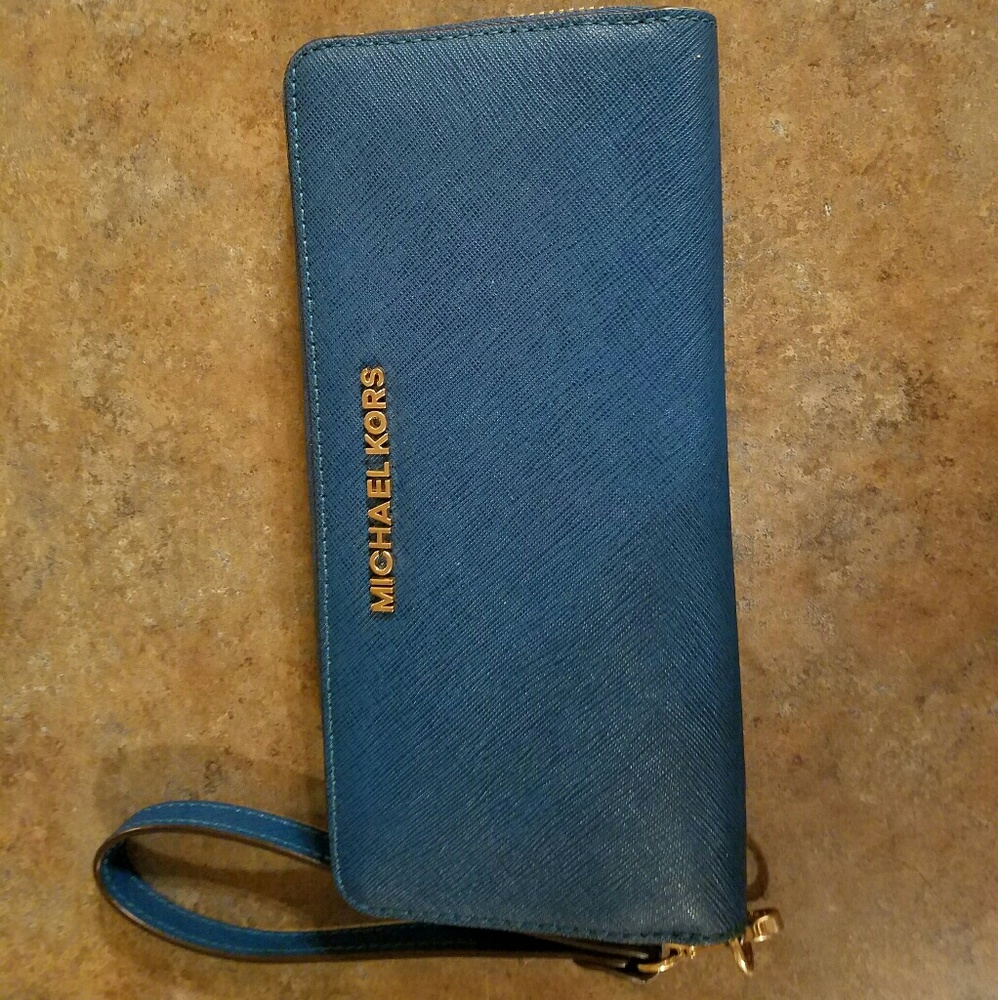 Michael kors wristlet