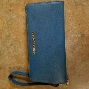 Michael kors wristlet