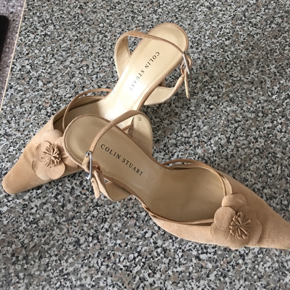 Very pretty suede 4" pumps 👠!