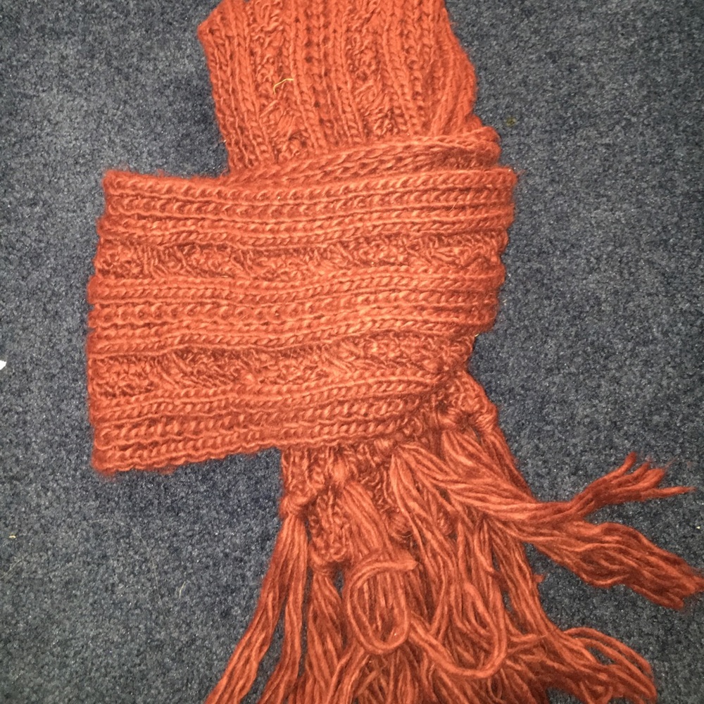 Red scarf! - Picture 2 of 2