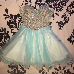 Selling this BEAUTIFUL short prom dress!