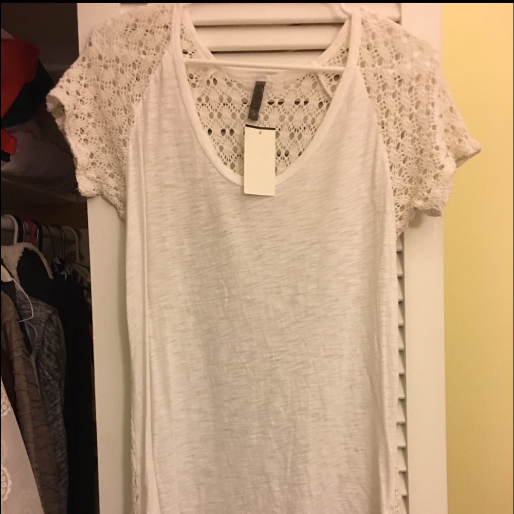 NWT XCVI WHITE SHORT SLEEVE SHIRT. SIZE SMALL.