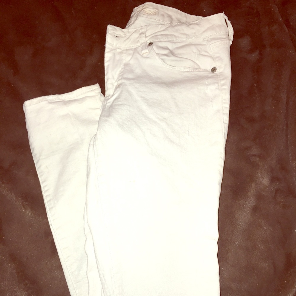 Ladies American Eagle White skinny jeans!