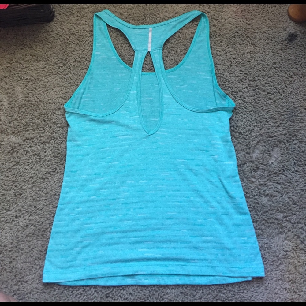 Keyhole back Tank - Picture 2 of 3