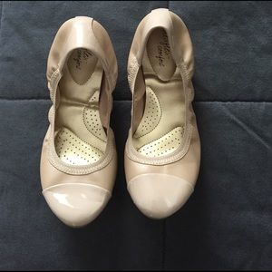 Nude stretchy flats