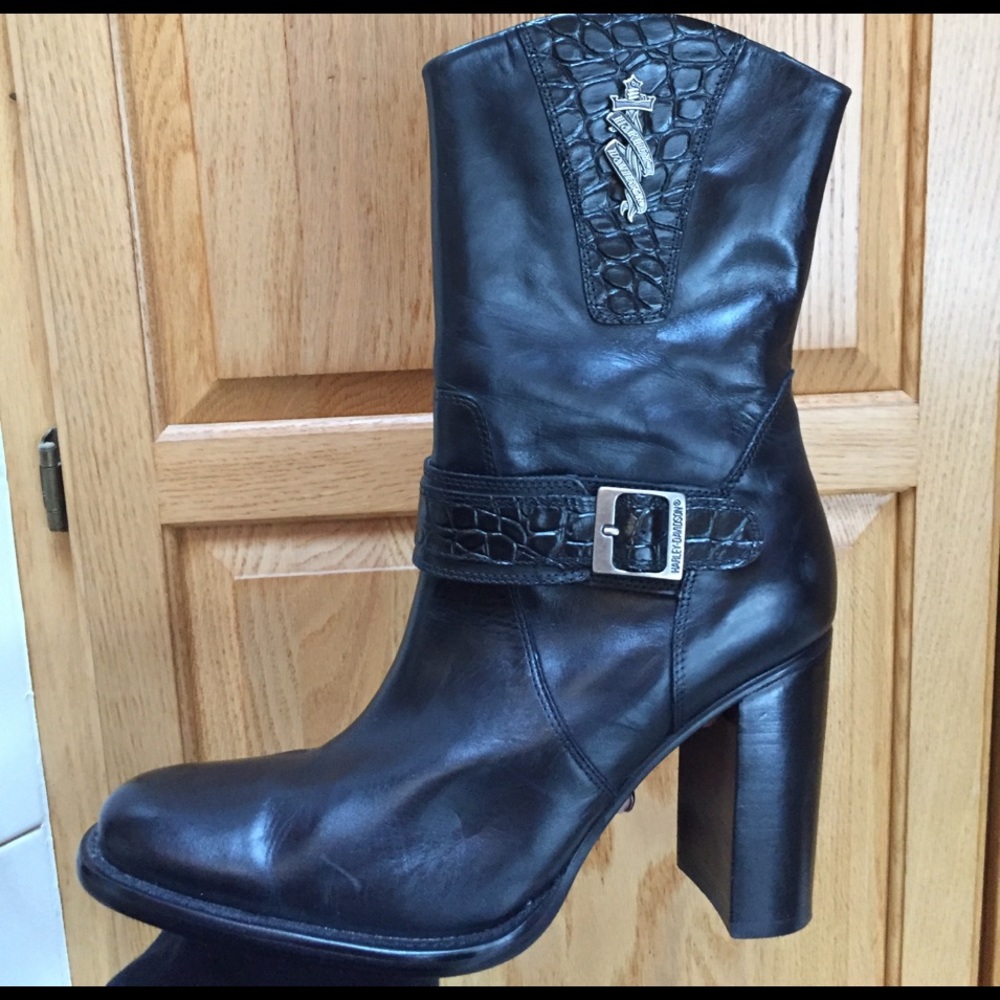 Women's Harley Davidson black leather boots.