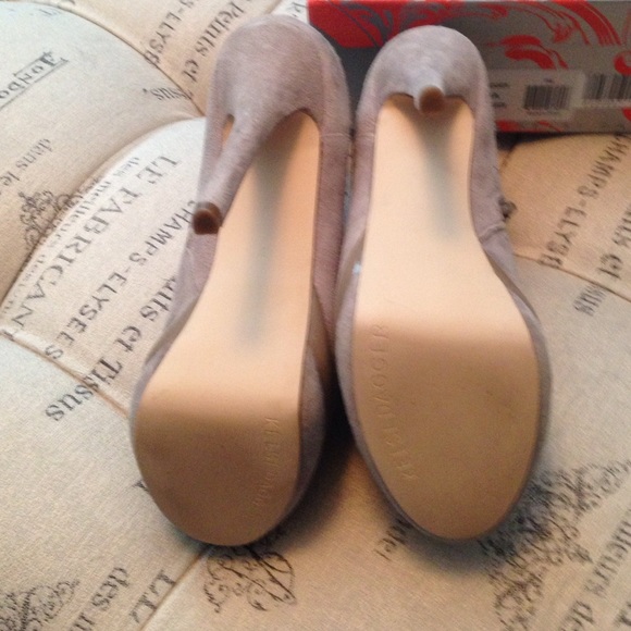 New Kelsi Dagger grey suede boots size 7 - Picture 2 of 3