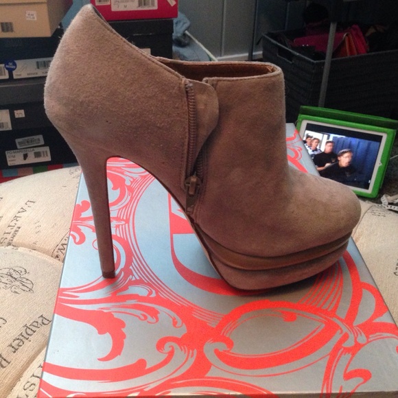 New Kelsi Dagger grey suede boots size 7 - Picture 3 of 3