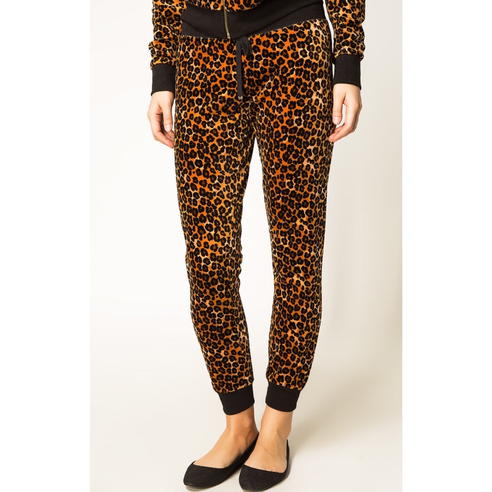 Juicy Leopard Velour Slim Pant w/ Snap Pockets