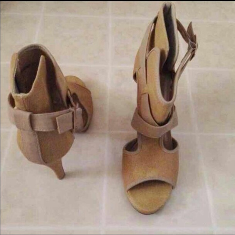 Yellow mustard bit like nude heels