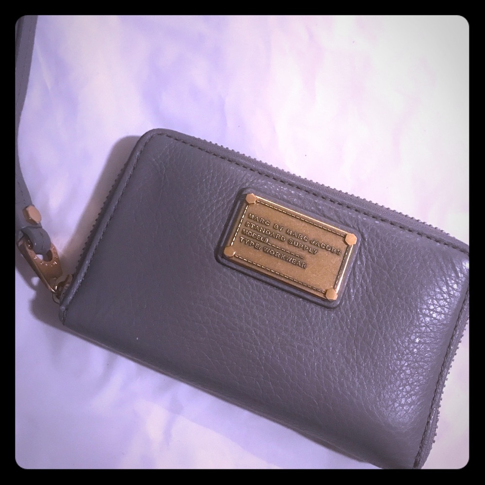 Marc Jacobs gray wristlet with card slots