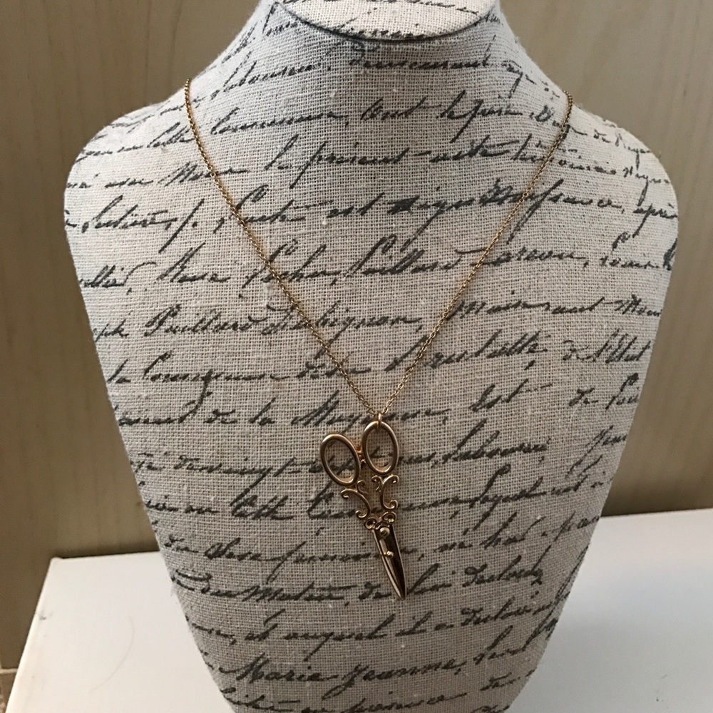 Beautiful Gold Scissor necklace!✨✨