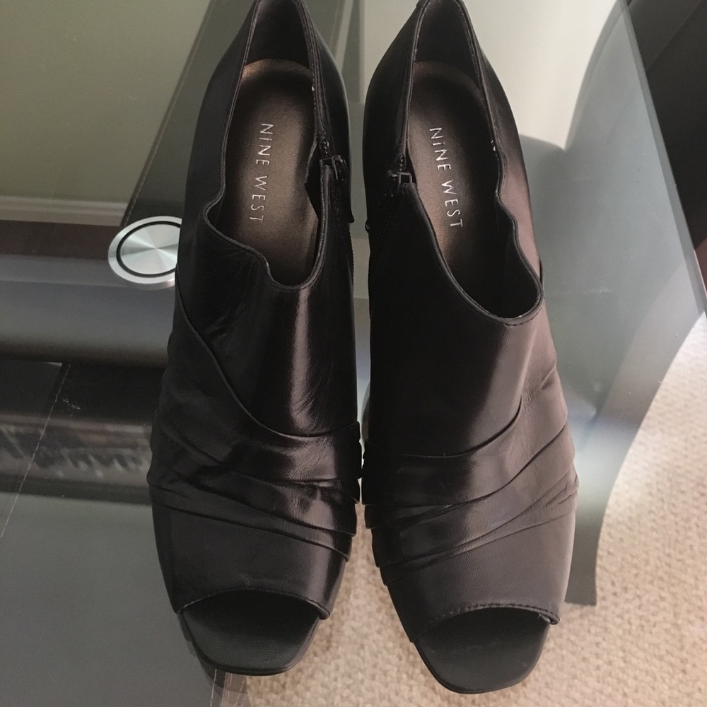 Nine West Lovenyc bootie black size 6. Never worn
