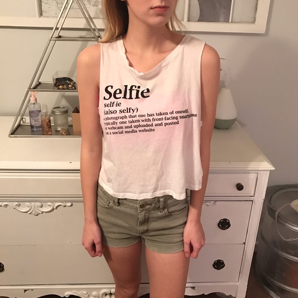 Selfie Graphic Crop Tank Top