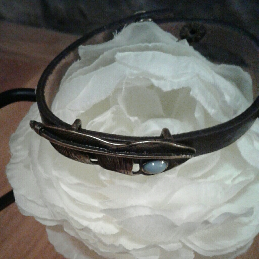 Leather bracelet decorated with a feather charm