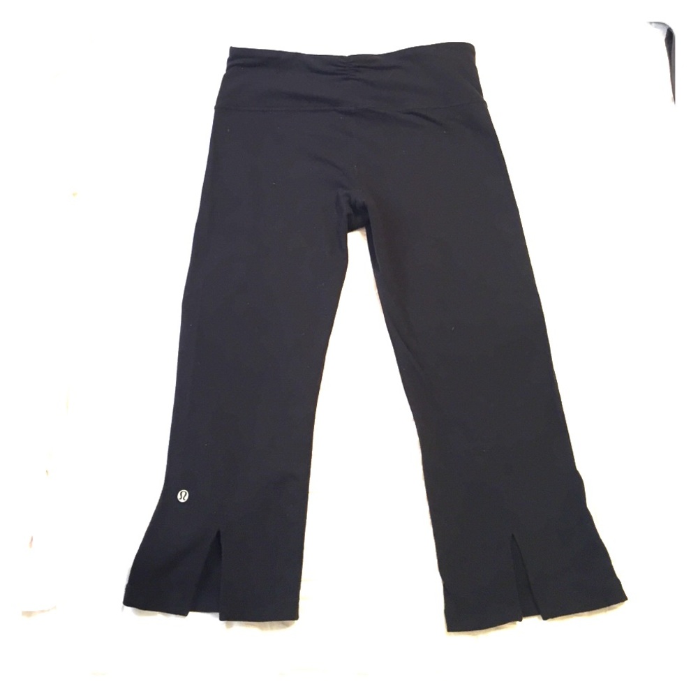 Lululemon 🍋 Split-Bottom Crop, size 8, EUC