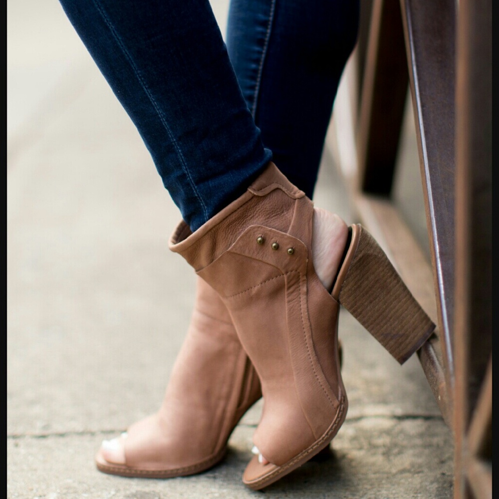 Dolce Vita cutout booties