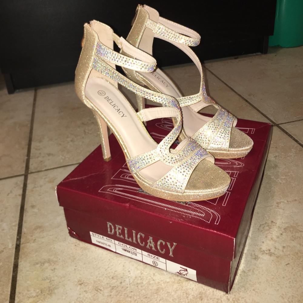 Champagne glitter heels, size 6 1/2 ✨