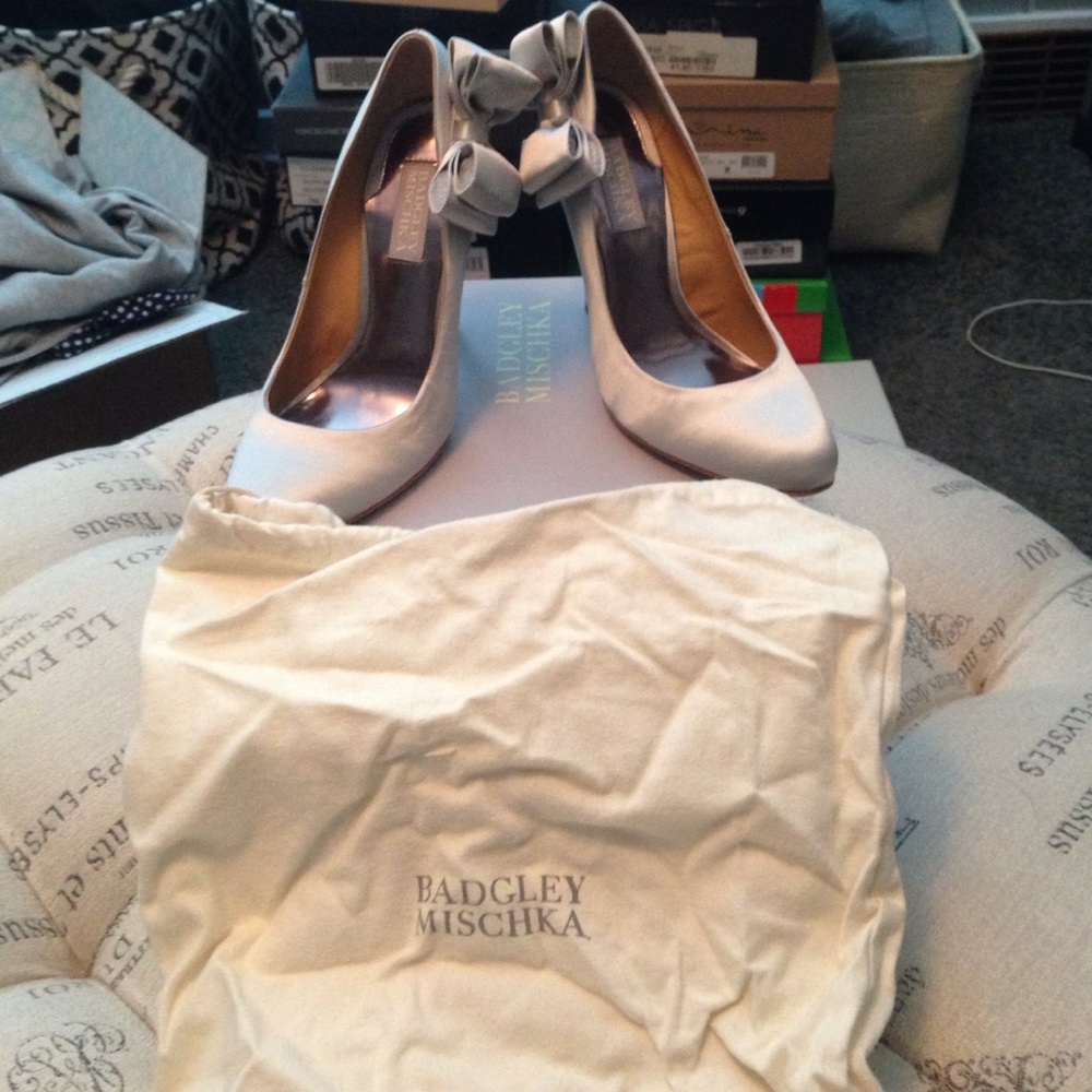 Brand New Badgley Mischka silver bow heels size 7
