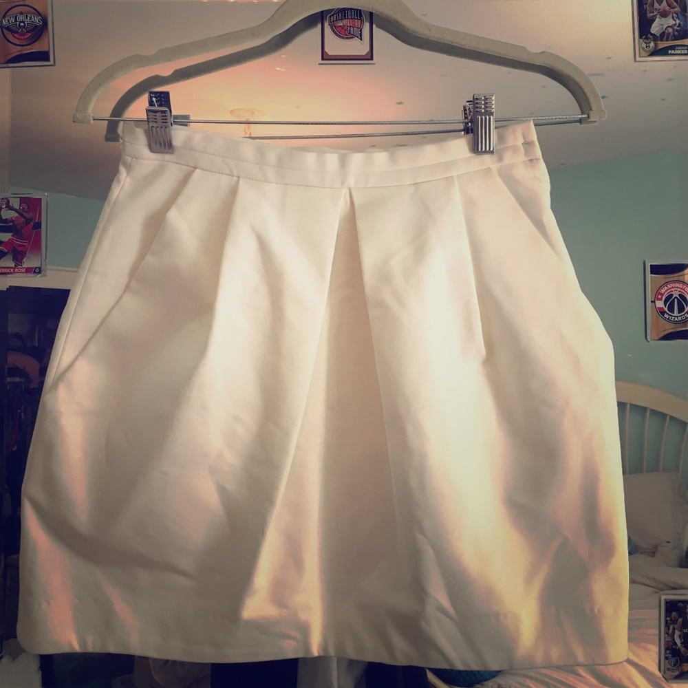 White Zara skirt w/ pockets