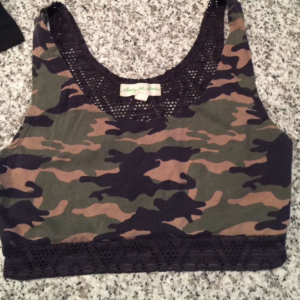 🌳🌲Camo crop top Urban Outfitters🌲🌳