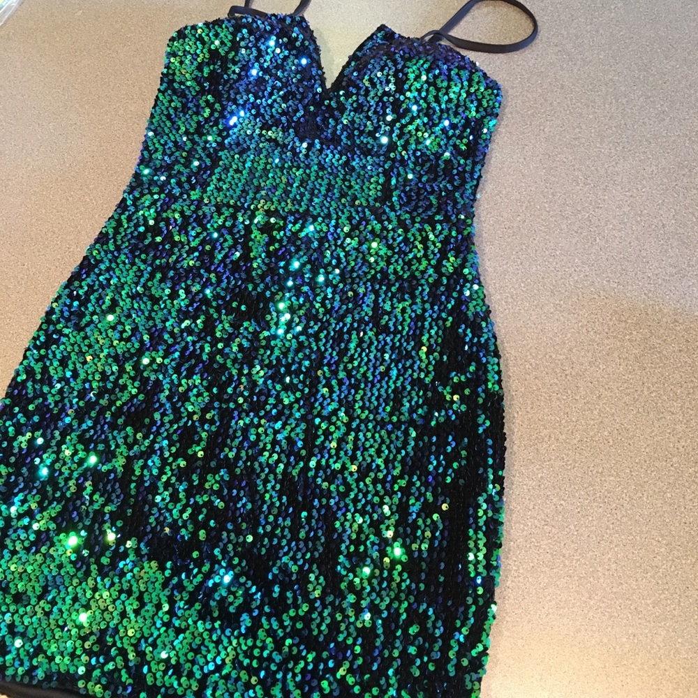 Sequins plunge dress.