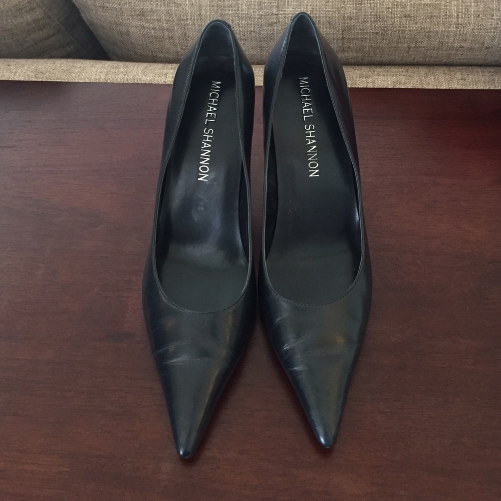 Black pumps