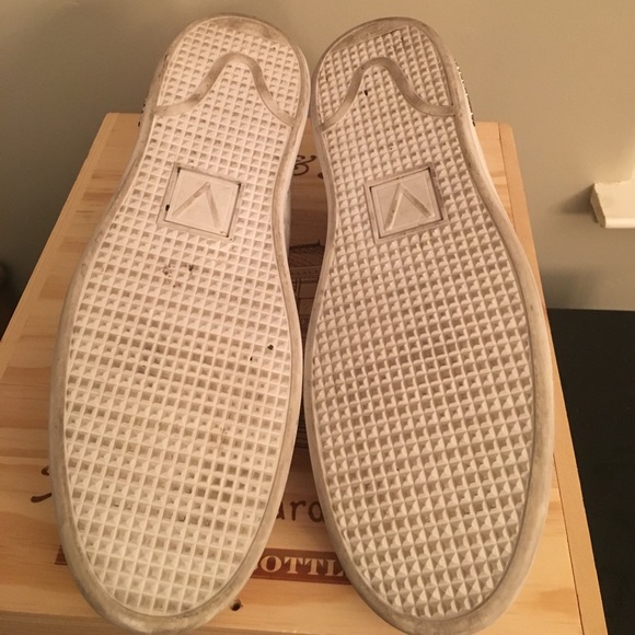 Louis Vuitton Front Row Embossed Sneaker - Picture 6 of 6