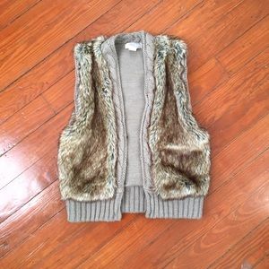 SOLD 😱 Faux Fur Vest with Hook Closures