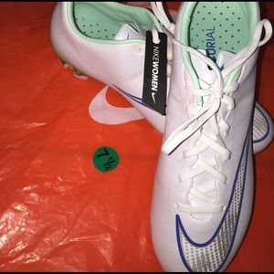 Women's soccer cleats
