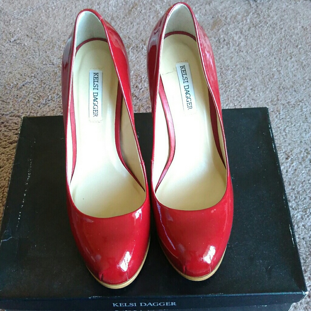 kelsi dagger linzy pump